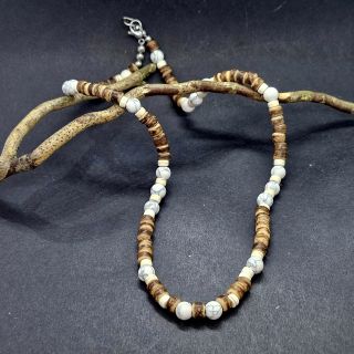 Představujeme Vám náš nový pánský náhrdelník z kokosového dřeva a přírodního howlitu. 🤗📿 #nahrdelnik #promuze #kolekce...