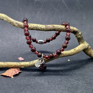 Ponořte se do hlubokých, sytě červených tónů s naším novým nádherným náramkem z granátu. 🤗 #naramek #prozeny #elegance...