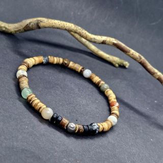 Náš nový pánský náramek, ručně vytvořený z disků kokosového dřeva, které mu dodávají lehkost a příjemnou texturu, a...