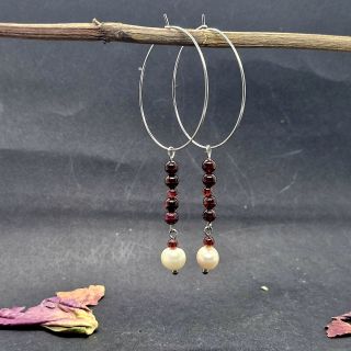 Naše nové kruhové náušnice spojují hlubokou, ohnivou barvu granátu se zářivou, klasickou krásou perly. 🤗 #nausnice...