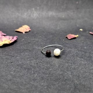 Minimalistický, jemný, něžný...aneb náš nový autorský prstýnek s kuličkou granátu a říční perličkou. 🤗 #prsten #prstynek...