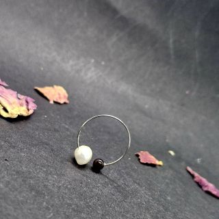 Náš nový prstýnek je lehoučký jako pírko a díky slabému drátku na něm nádherně vyniknou minerály, které jakoby levitují. 🤗...