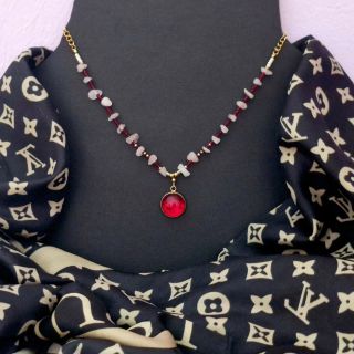 Kouzelná a něžná elegance... Spojení české tradice s minerálem. Náhrdelník pro romantické duše. Náhrdelník je z pozlacené...